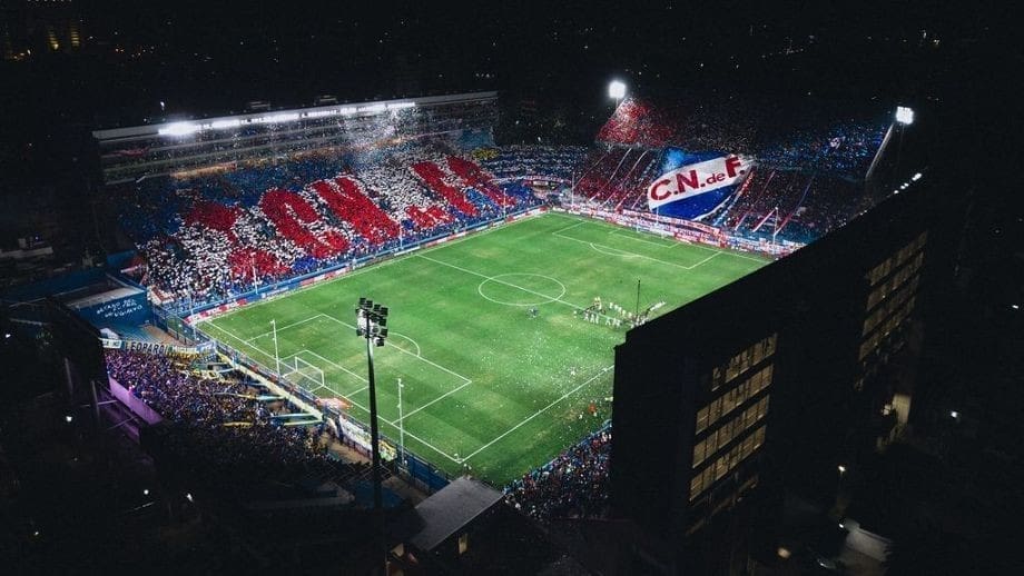 Estadio. Nacional contra Cerro Largo