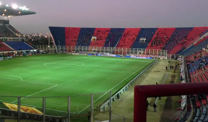 Estadio. Riestra contra Montevideo City