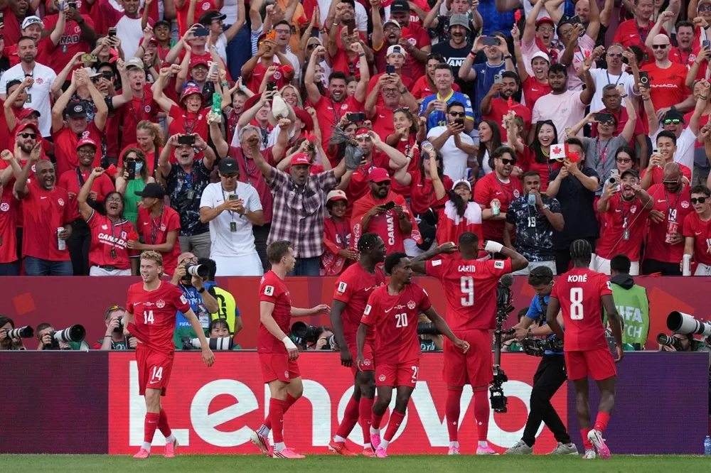 Cyle Larin celebra su gol con Canadá en el arranque de los anfitriones del Mundial FIFA 2026. 