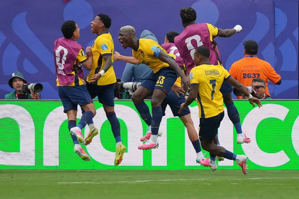 Gonzalo Plata celebra saltando con sus compañeros el gol con el que Ecuador venció a Alemania en el Mundial 2026.