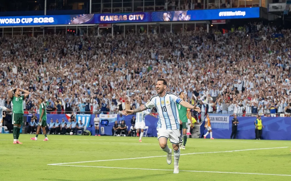 Messi igualó a Miroslav Klose con un triplete en su debut en la Copa Mundial ante Argelia. Messi igualó a Miroslav Klose con un triplete en su debut en la Copa Mundial ante Argelia.