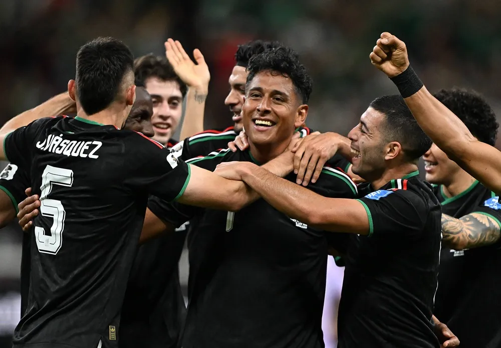 Jugadores de México celebran el triunfo ante Corea del Sur que los clasificó a 16avos del Mundial 2026.