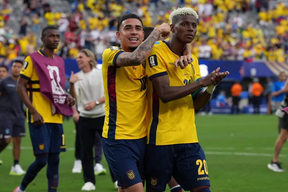 Nilson Angulo celebra con sus compañeros uno de los goles con los que Ecuador venció a Alemania en el Mundial 2026.
