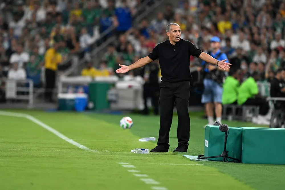 Túnez despidió a su técnico, Sabri Lamouch, tras la derrota 5-1 ante Suecia. Túnez despidió a su técnico, Sabri Lamouch, tras la derrota 5-1 ante Suecia.
