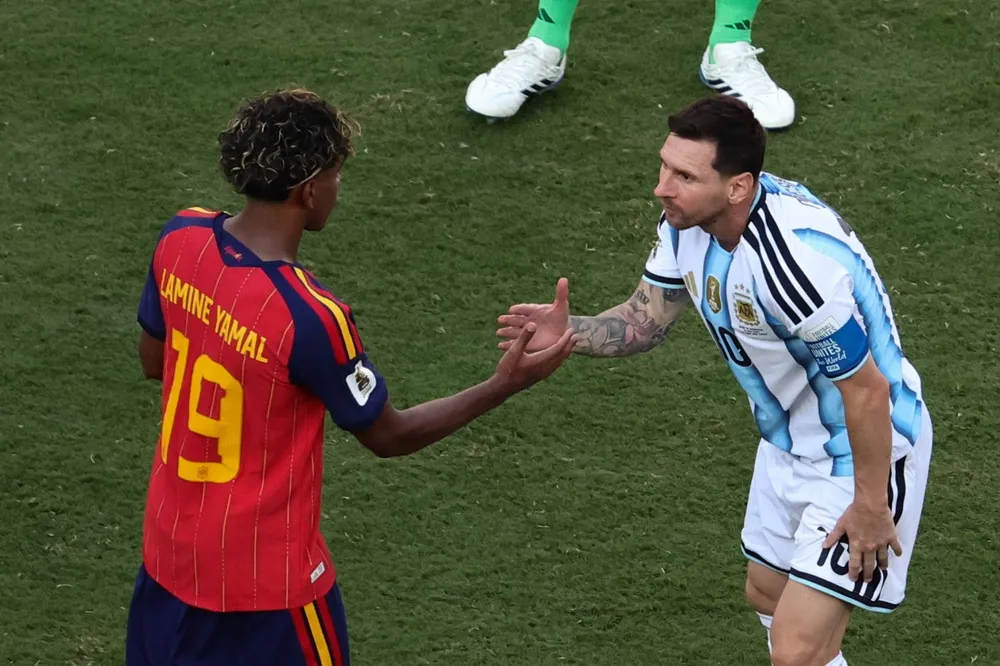 Lamine Yamal saluda a Lionel Messi después de que España venciera a Argentina en la final. Lamine Yamal saluda a Lionel Messi después de que España venciera a Argentina en la final.