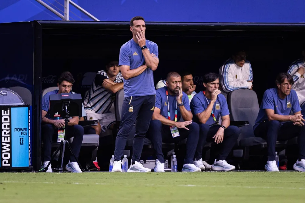 Lionel Scaloni preocupado en el banco durante el partido donde Argentina eliminó a Cabo Verde en el Mundial 2026. Lionel Scaloni preocupado en el banco durante el partido donde Argentina eliminó a Cabo Verde en el Mundial 2026.