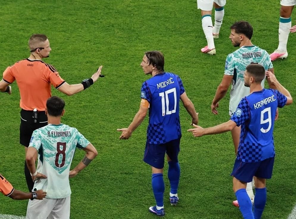 Luka Modric reclama al árbitro tras el gol anulado por VAR en el partido en que Portugal venció a Croacia