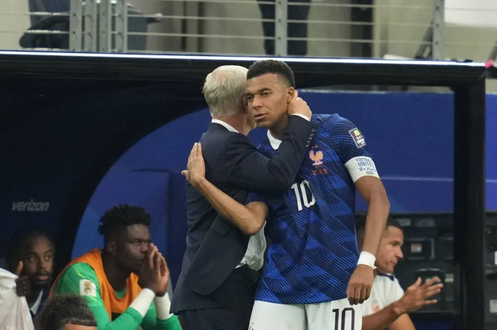 Kylian Mbappé y Didier Deschamps se saludan tras la derrota de Francia contra España. Kylian Mbappé y Didier Deschamps se saludan tras la derrota de Francia contra España.