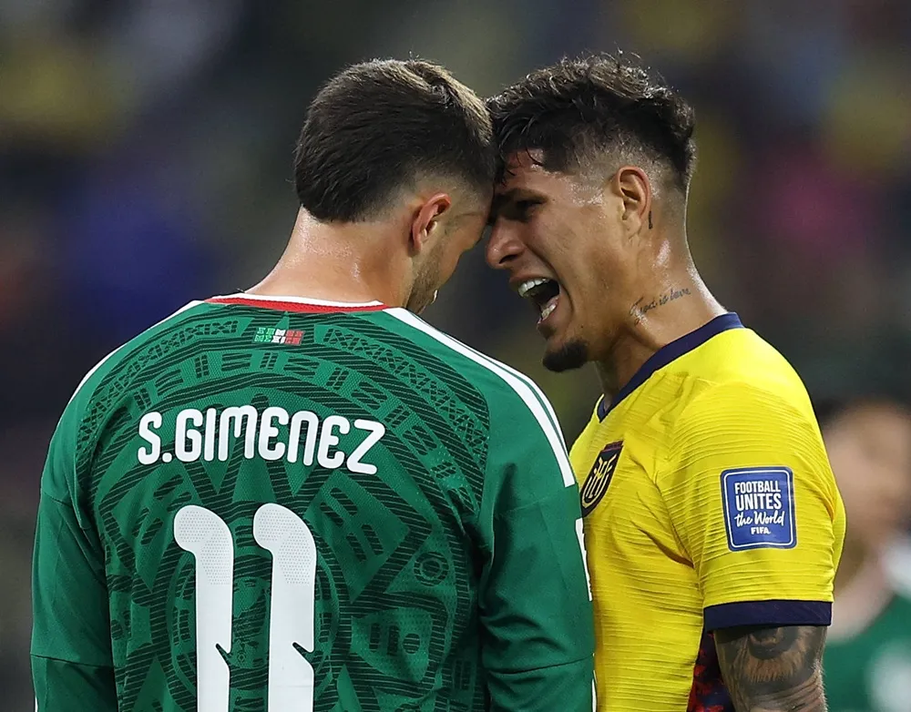 Piero Hincapié discute con un futbolista de México en la acción que terminó con expulsión en el Mundial 2026. Piero Hincapié discute con un futbolista de México en la acción que terminó con expulsión en el Mundial 2026.