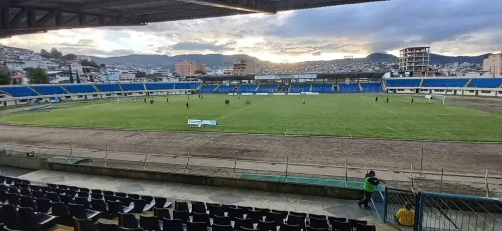 Libertad contra Leones del Norte juegan en el estadio Federativo Reina del Cisne.
