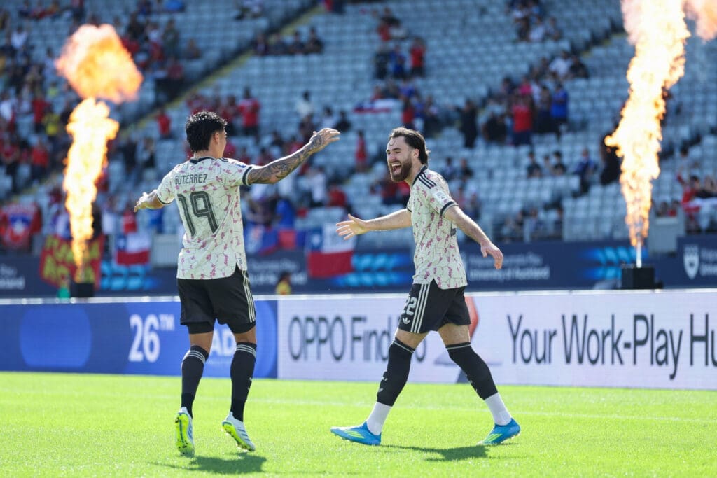 Ben Brereton celebra el triunfo previo de Chile antes de enfrentar a Nueva Zelanda en partido internacional Ben Brereton celebra el triunfo previo de Chile antes de enfrentar a Nueva Zelanda en partido internacional.