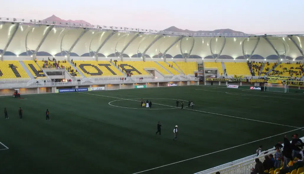 Estadio. Deportes Limache contra Universidad Católica