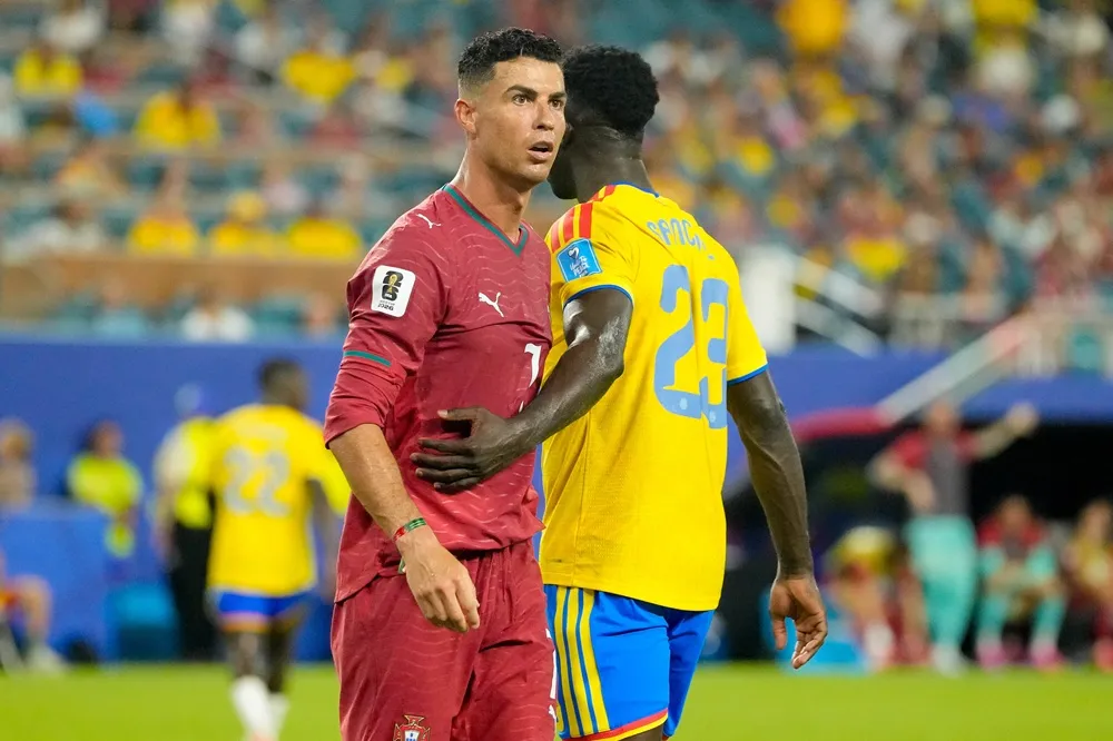 Cristiano Ronaldo junto a un rival de Colombia tras el empate sin goles en la fase de grupos del Mundial 2026. 