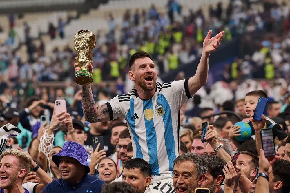 Messi levanta el Trofeo de campeon en la gran final de la Copa Mundial de la FIFA Catar 2022