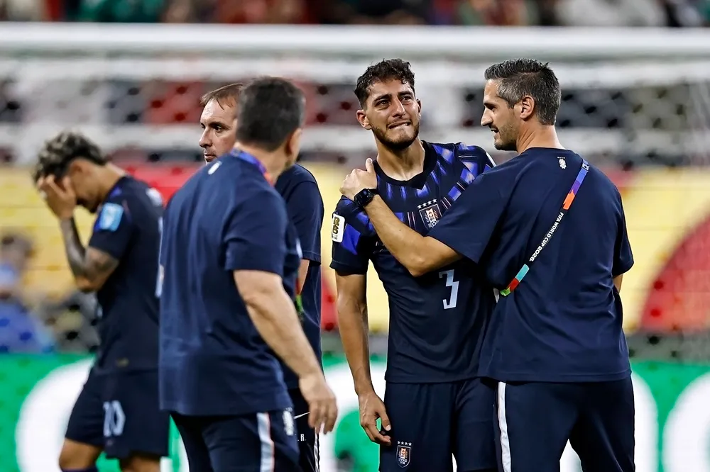 Sebastián Cáceres llora tras la derrota ante España que dejó a Uruguay eliminado del Mundial.