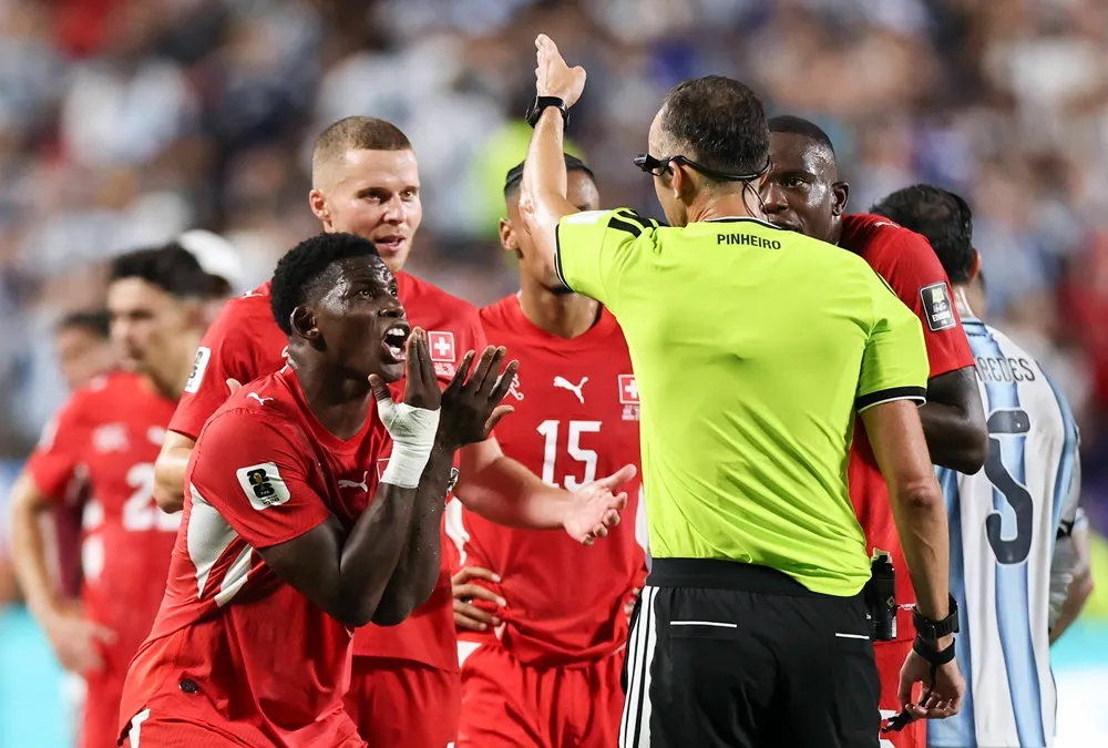 Breel Embolo reclama al árbitro João Pinheiro tras la expulsión que marcó el partido entre Suiza y Argentina. Breel Embolo reclama al árbitro João Pinheiro tras la expulsión que marcó el partido entre Suiza y Argentina.