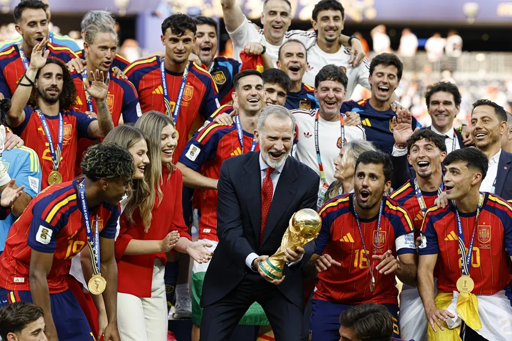 El rey de España celebra junto a los jugadores el título del Mundial 2026. El rey de España celebra junto a los jugadores el título del Mundial 2026.