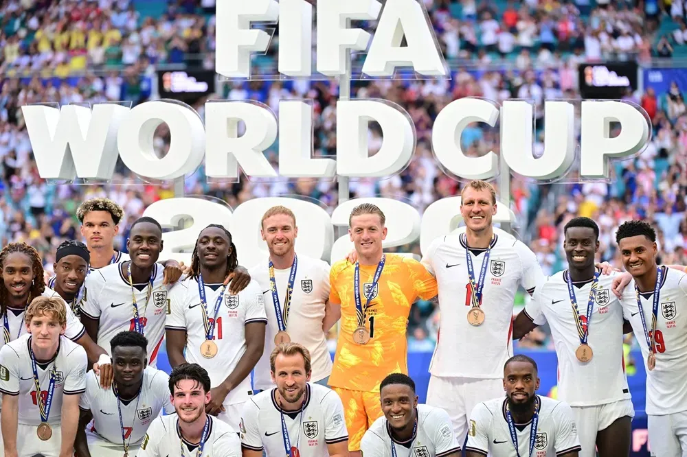 Jugadores de Inglaterra posan con la medalla de bronce después de que Inglaterra derrotó a Francia en el Mundial 2026. Jugadores de Inglaterra posan con la medalla de bronce después de que Inglaterra derrotó a Francia en el Mundial 2026.
