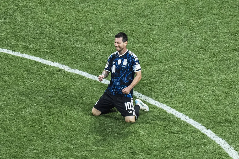 Lionel Messi festeja emocionado la remontada de Argentina ante Inglaterra. Lionel Messi festeja emocionado la remontada de Argentina ante Inglaterra.