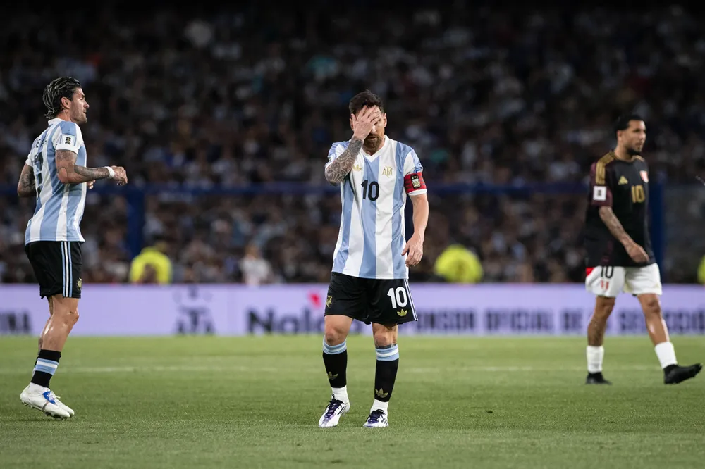 Lionel Messi y la Selección Argentina durante un partido, en un escenario marcado por el calor y la humedad que podrían influir en la Copa Mundial de Fútbol de 2026 y las apuestas deportivas.