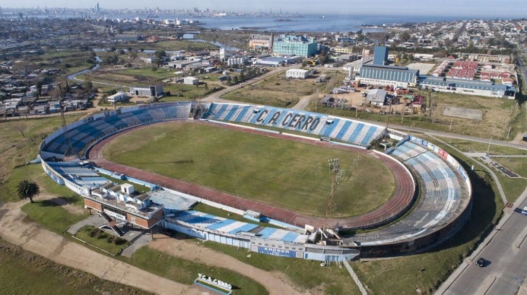 Cerro contra Peñarol se enfrentan en el Estadio Luis Tróccoli.