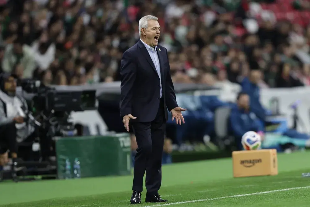 Javier Aguirre entregándole instrucciones a sus jugadores de la selección de México en Copa del Mundo.