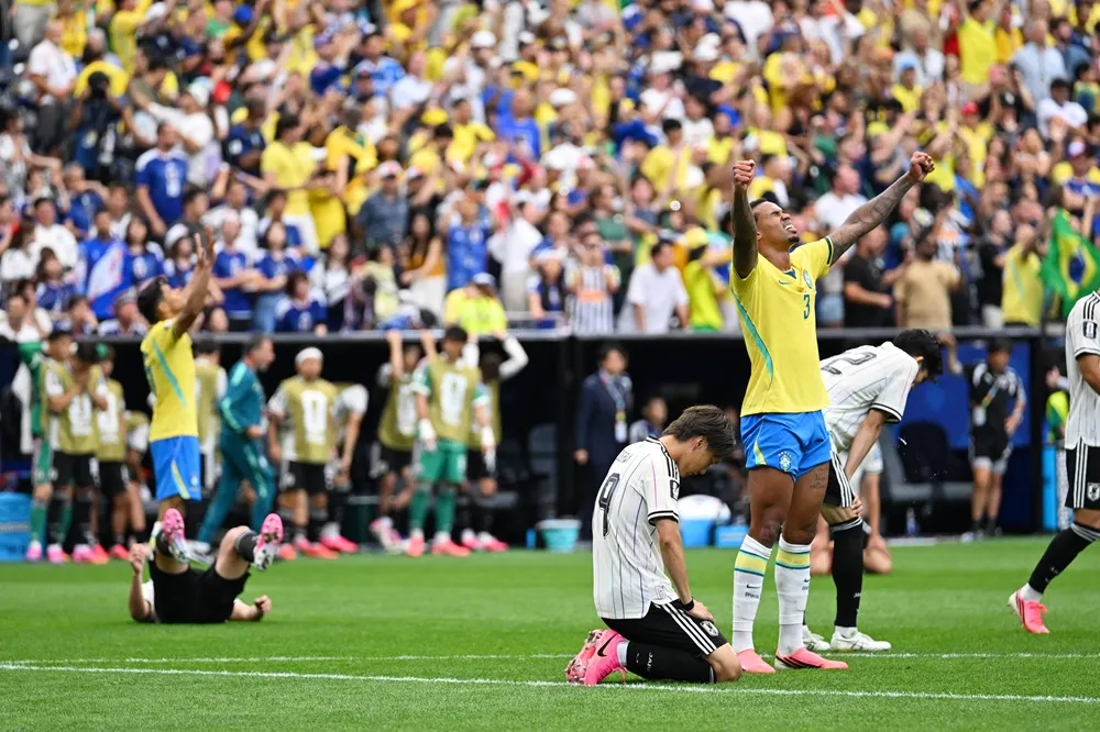 Jugadores de Brasil celebran la clasificación mientras Japón queda abatido tras ser eliminado del Mundial 2026. Jugadores de Brasil celebran la clasificación a octavos de final del Mundial 2026.