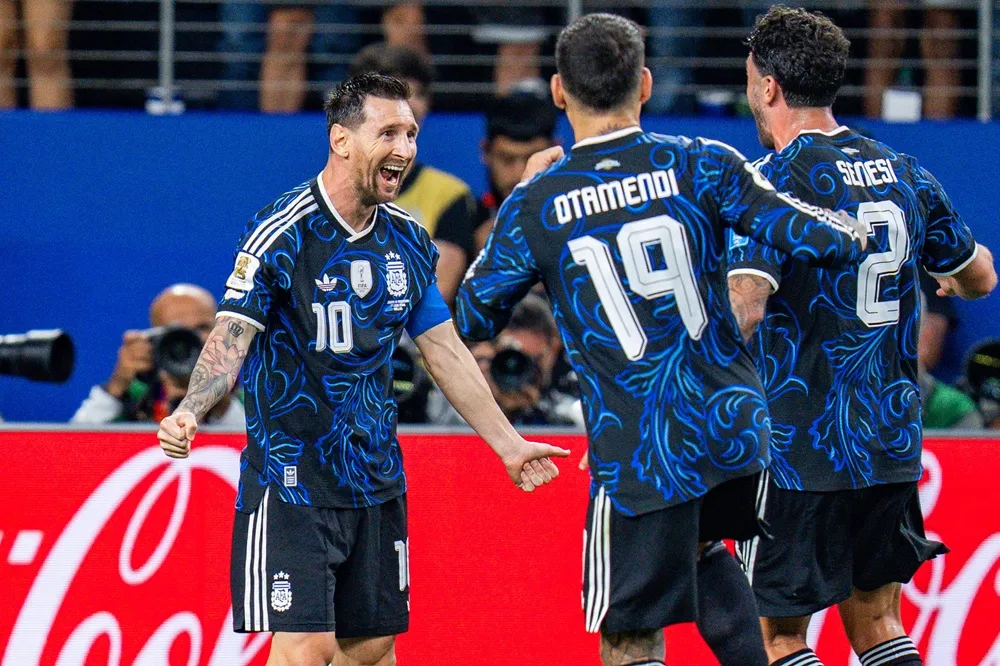 Messi celebra con sus compañeros la clasificación a 16avos del Mundial 2026. 