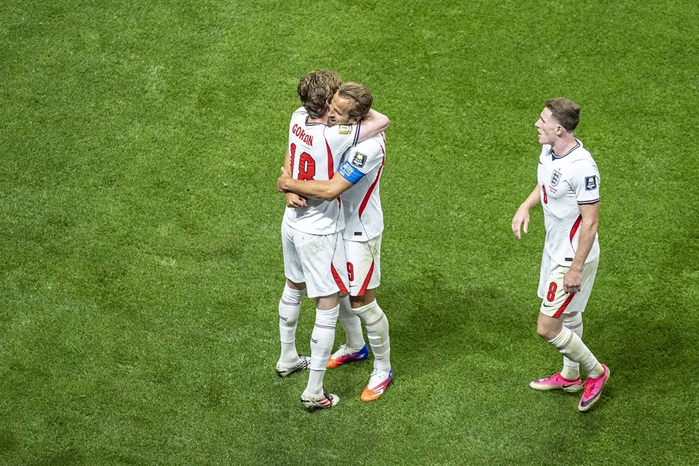 Anthony Gordon y Harry Kane celebran el gol de Inglaterra contra Argentina en el Mundial 2026. Anthony Gordon y Harry Kane celebran el gol de Inglaterra contra Argentina en el Mundial 2026.