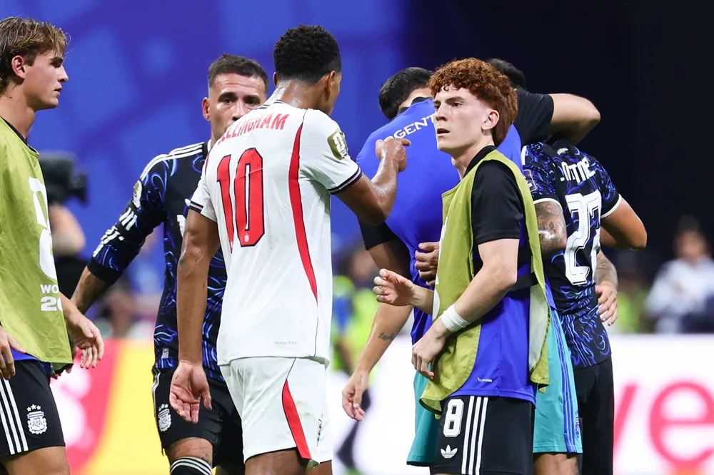 Jude Bellingham reacciona ante Valentín Barco tras la eliminación de Inglaterra frente a Argentina. Jude Bellingham reacciona ante Valentín Barco tras la eliminación de Inglaterra frente a Argentina.
