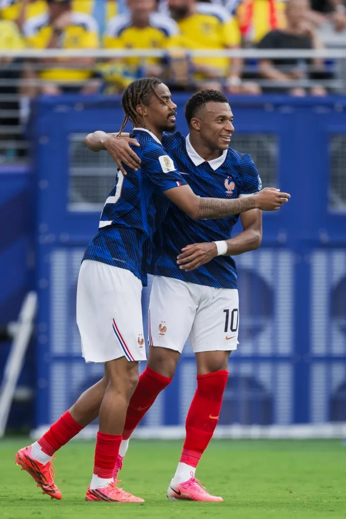 Bradley Barcola y Mbappé celebran el triunfo de Francia contra Suecia. Bradley Barcola y Mbappé celebran el triunfo de Francia contra Suecia.