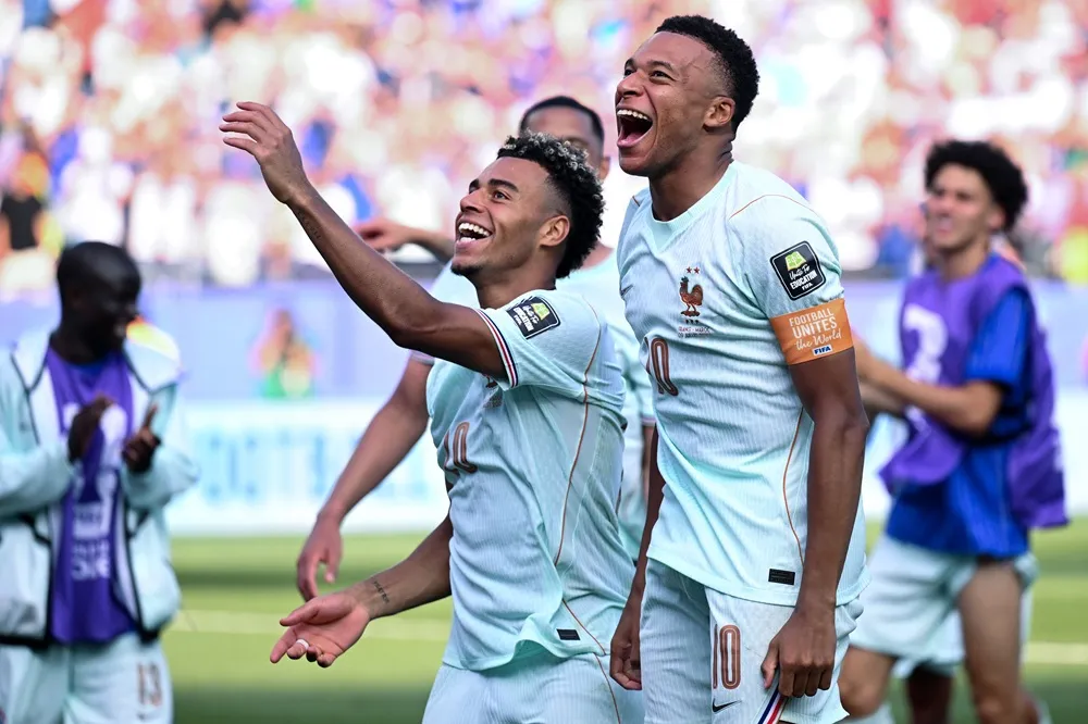 Jugadores de Francia festejan después de que Francia venció a Marruecos y clasificó a semifinales del Mundial 2026. Jugadores de Francia festejan después de que Francia venció a Marruecos y clasificó a semifinales del Mundial 2026.