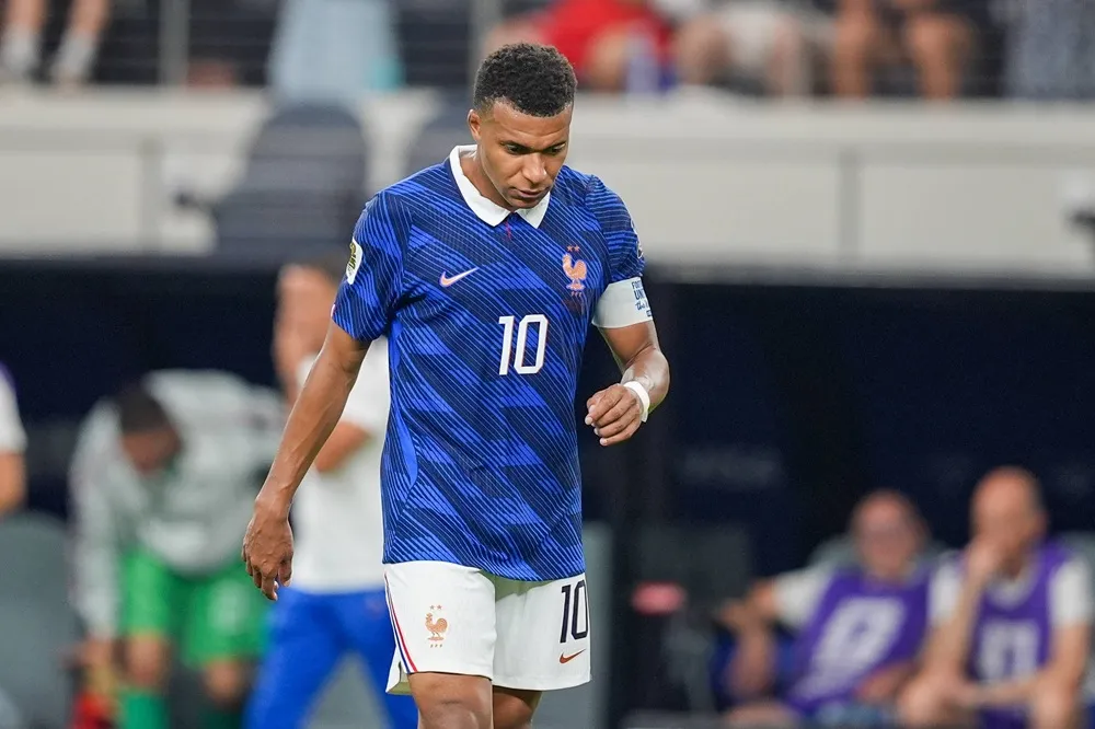 Kylian Mbappé camina cabizbajo tras la derrota de Francia contra España en el Mundial 2026.