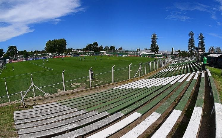 Racing contra Peñarol se enfrentan en el Estadio Osvaldo Roberto