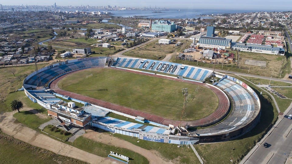 Estadio. Cerro contra Danubio
