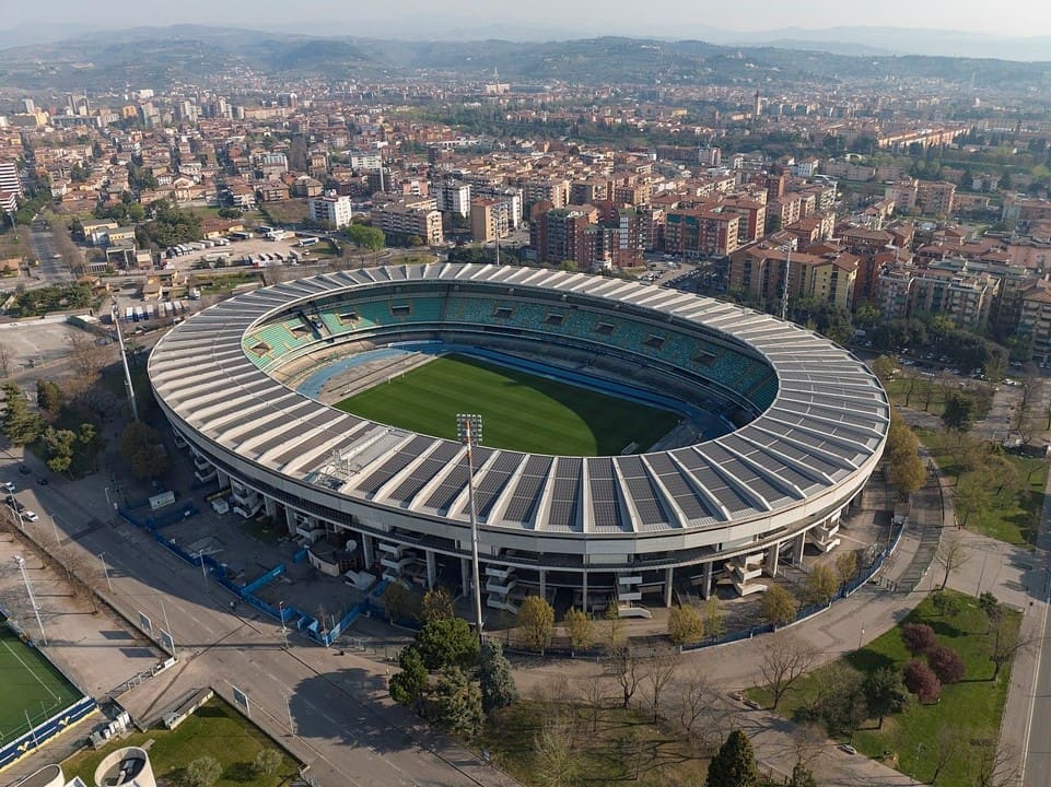 Estadio.Verona contra Pisa