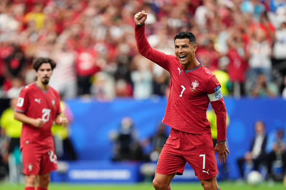 Cristiano Ronaldo celebra con Portugal tras su doblete ante Uzbekistán y su récord en Mundiales. Cristiano Ronaldo celebra con Portugal tras su doblete ante Uzbekistán y su récord en Mundiales.