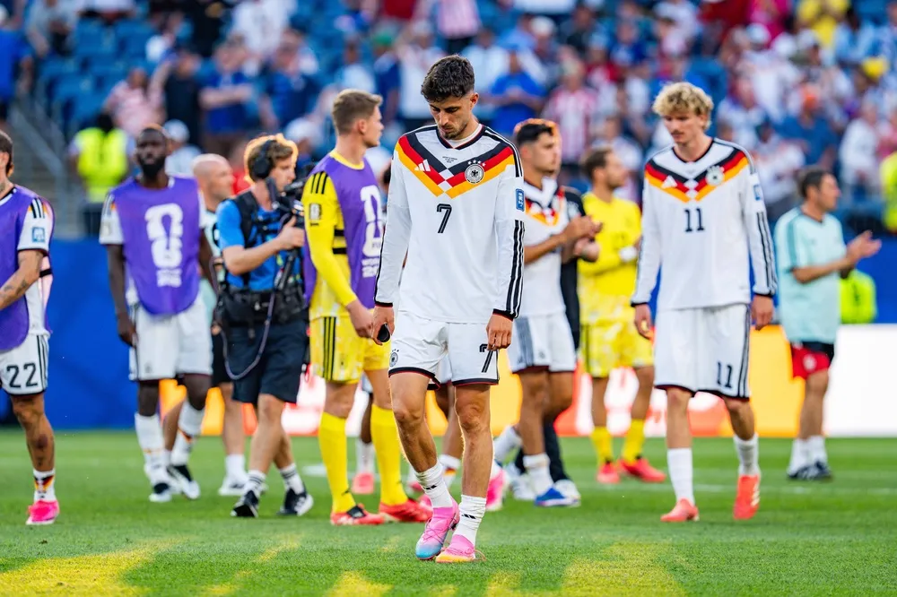 Kai Havertz camina cabizbajo tras la eliminación de Alemania ante Paraguay en la Copa del Mundo 2026. Kai Havertz camina cabizbajo tras la eliminación de Alemania ante Paraguay en la Copa del Mundo 2026.
