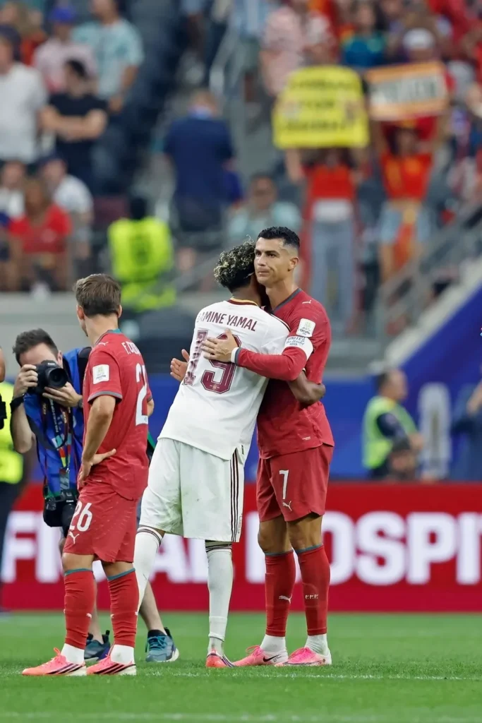 Cristiano Ronaldo es saludado por Lamine Yamal tras ser eliminado por España del Mundial.