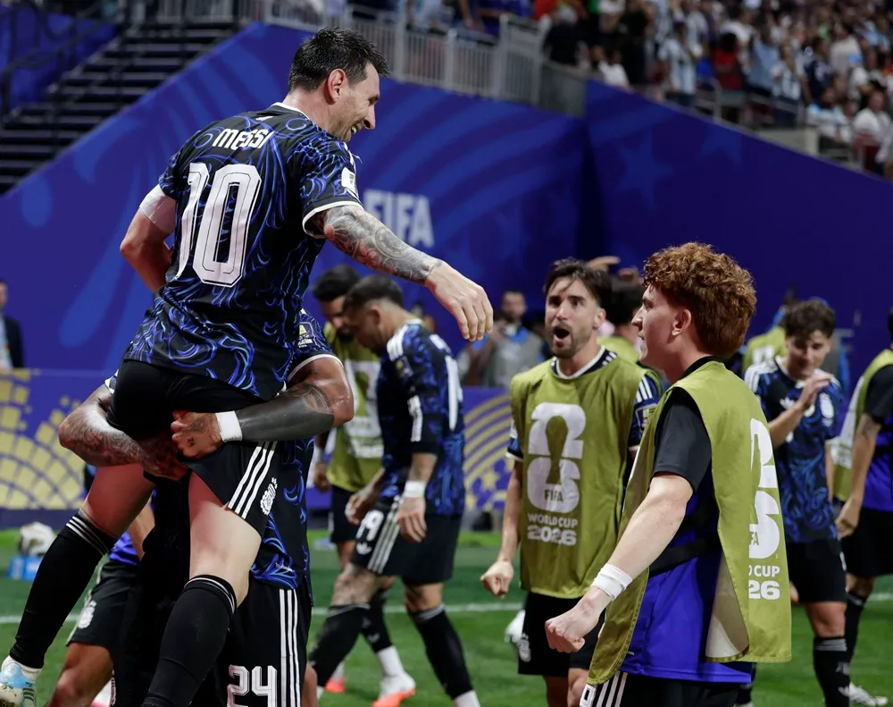 Lionel Messi celebra junto a sus compañeros el triunfo de Argentina sobre Inglaterra. Lionel Messi celebra junto a sus compañeros el triunfo de Argentina sobre Inglaterra.