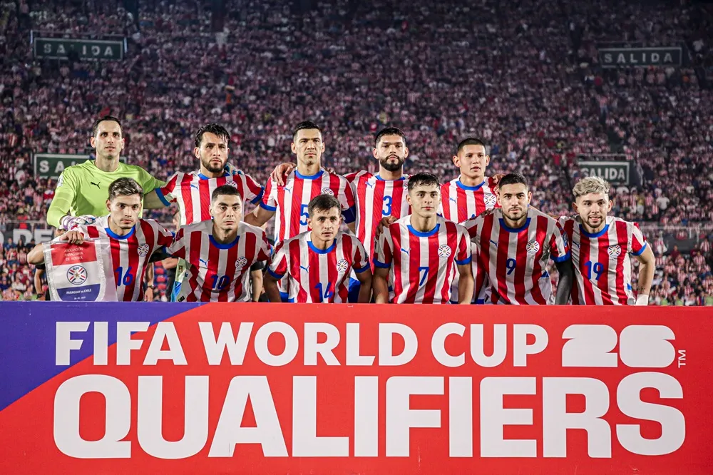 Jugadores de la selección de Paraguay posando en un partido de las Eliminatorias Sudamericanas rumbo a la Copa Mundial de la FIFA 2026.