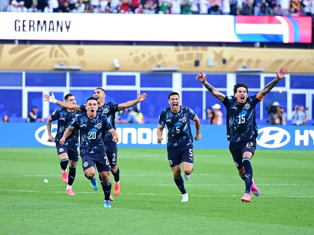 Jugadores de Paraguay celebran tras eliminar a Alemania del Mundial 2026 en una histórica tanda de penales.