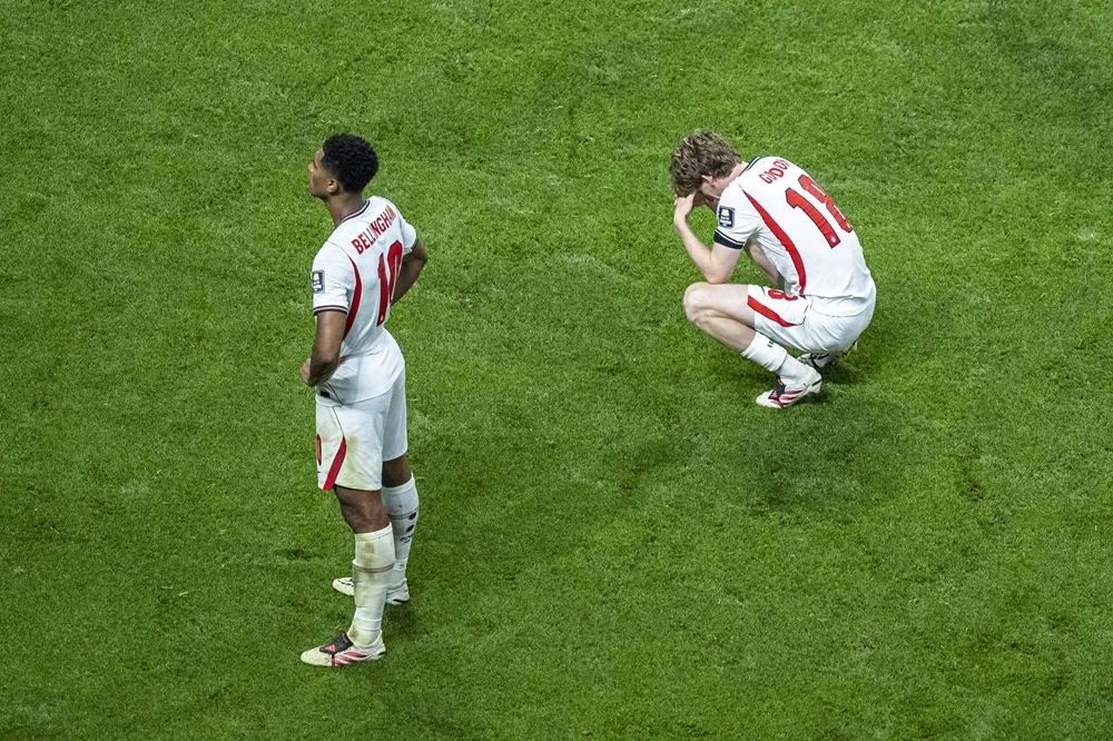Jude Bellingham y Anthony Gordon decepcionados tras la eliminación de Inglaterra ante Argentina.