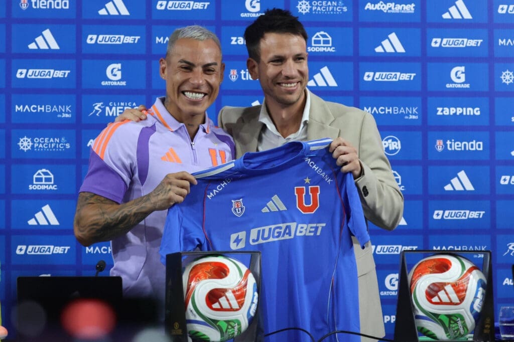 Eduardo Vargas exhibe la Camiseta de Universidad de Chile, su nuevo club.