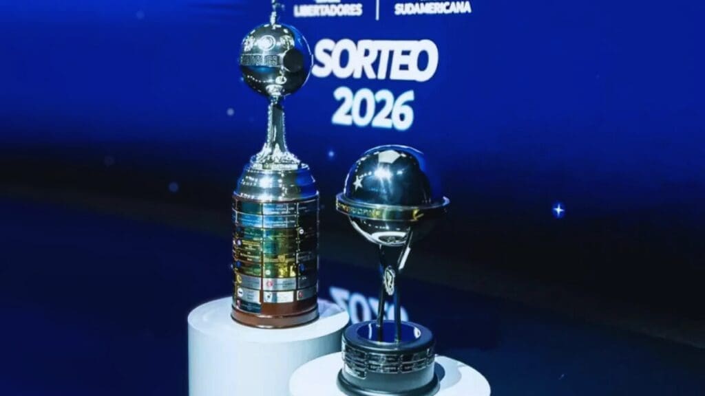 Copas de la Libertadores y Sudamericana exhibidas en el Sorteo Conmebol 2026