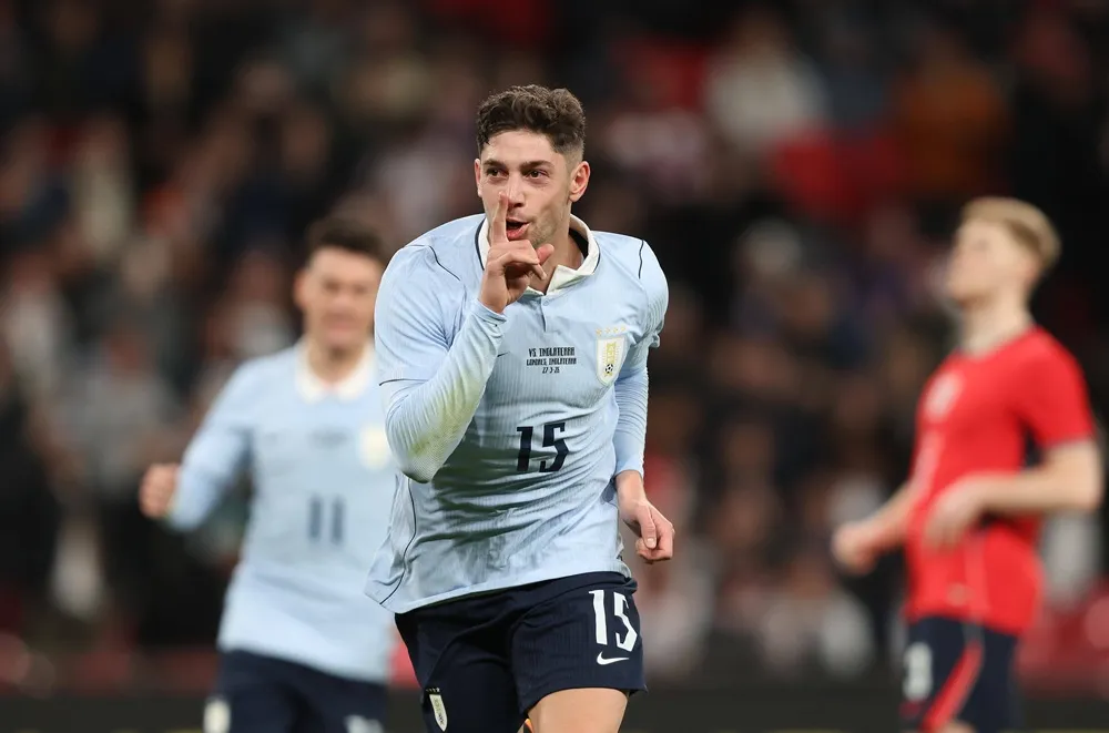Federico Valverde celebra un gol con la selección de Uruguay durante un partido internacional, consolidándose como una de las figuras rumbo al Mundial FIFA 2026.