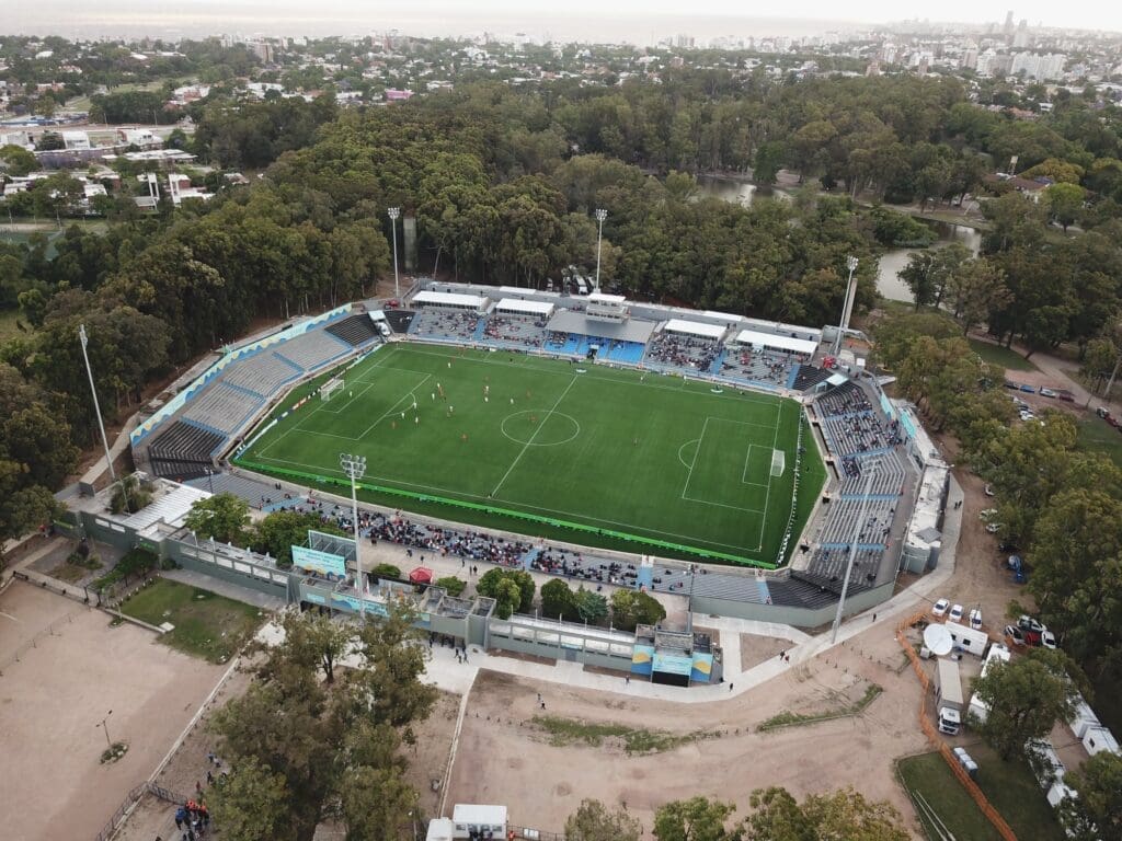 Montevideo City contra Nacional se enfrentan en el Estadio Charrúa