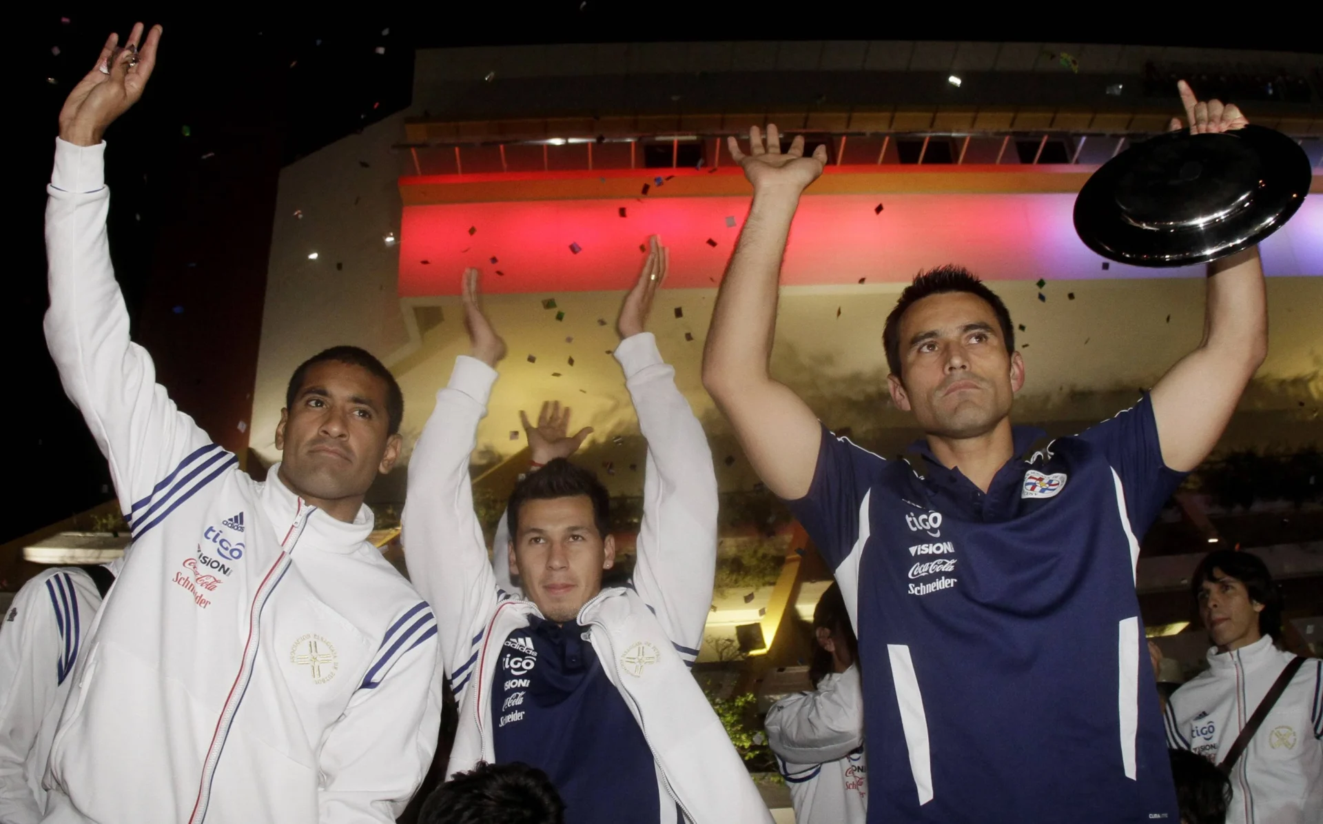 Justo Villar, de la selección nacional de fútbol de Paraguay, premiado en la Copa América 2011.