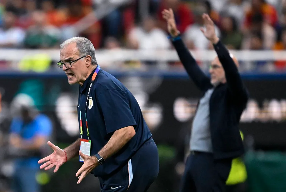Marcelo Bielsa dando indicaciones durante el partido ante España que terminó con Uruguay eliminado del Mundial.