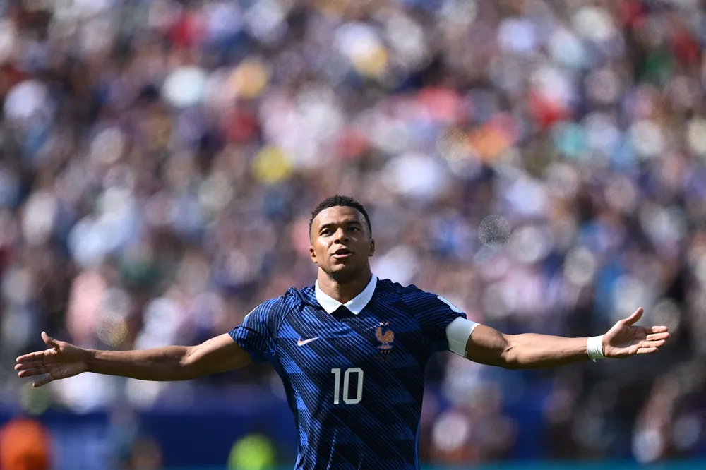 Mbappé en la Copa Mundial celebra uno de sus dos goles ante Senegal en el MetLife Stadium.